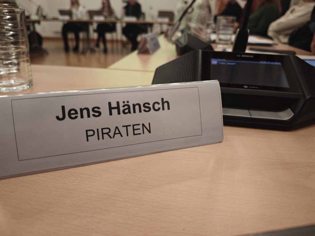 Plazuschild im SBR Pieschen: jesn Hänsch, PIRATEN