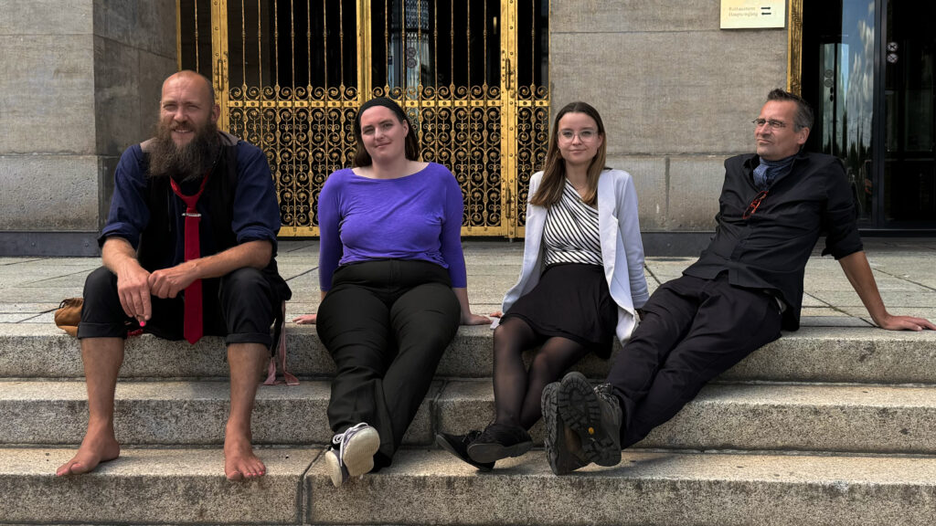 4 Personen auf einer Treppe, die 4 PVP-Stadträt*innen Max, Jessica, Anne und Martin.